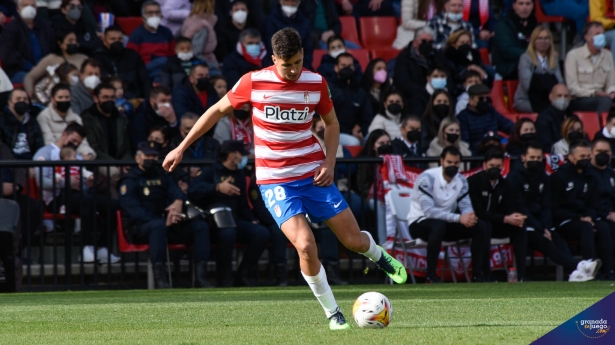 Raúl Torrente, en un partido reciente con el Granada (JOSÉ M. BALDOMERO)