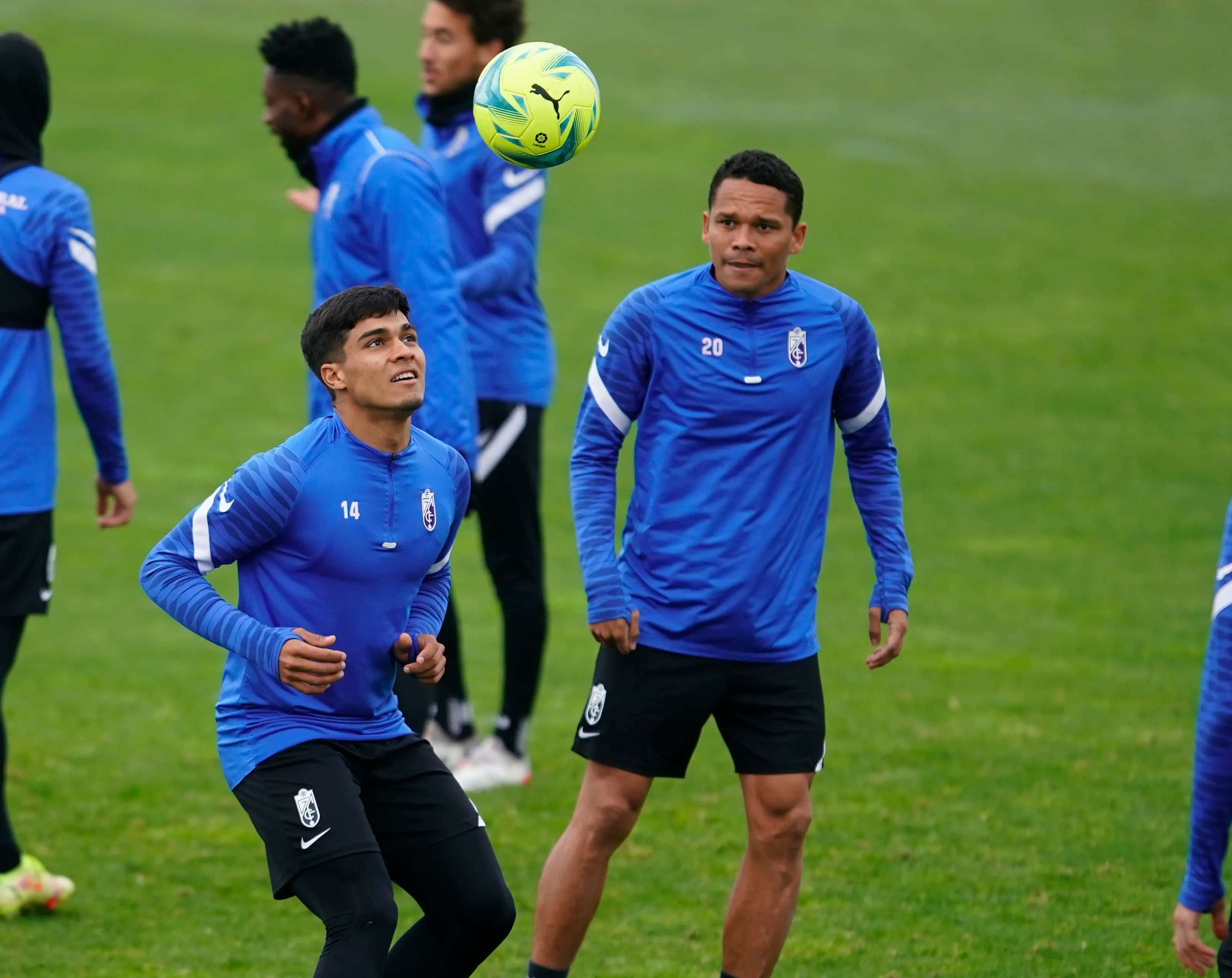 Arezo y el ex sevillista Bacca, en un entrenamiento reciente (GCF)