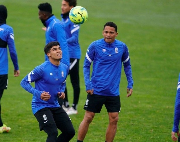 Arezo y el ex sevillista Bacca, en un entrenamiento reciente (GCF) Arezo y el ex sevillista Bacca, en un entrenamiento reciente (GCF)