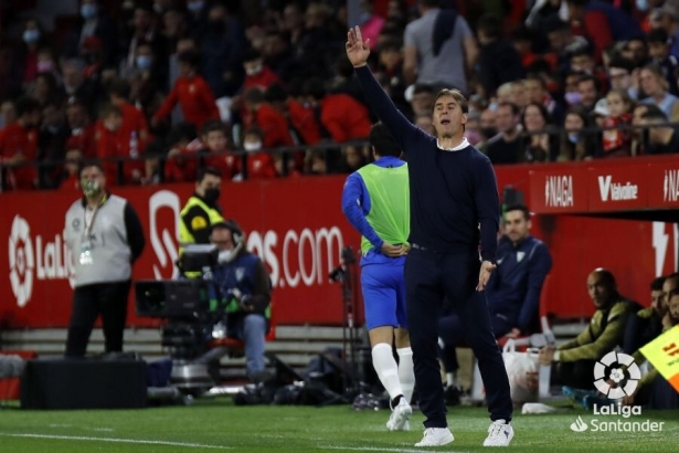 Julen Lopetegui da órdenes a los suyos en el partido contra el Granada (LALIGA) Julen Lopetegui da órdenes a los suyos en el partido contra el Granada (LALIGA)