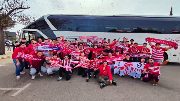 Decenas de aficionados rojiblancos que se desplazaron en autobús hasta Sevilla (GRADA 1931) Decenas de aficionados rojiblancos que se desplazaron en autobús hasta Sevilla (GRADA 1931)