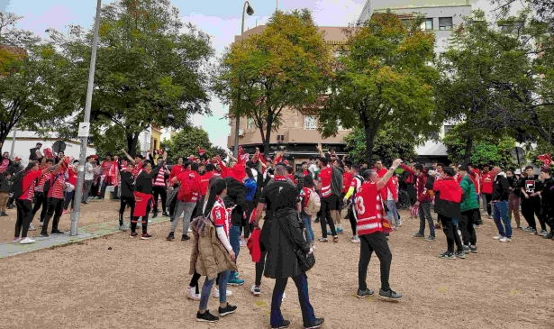 Aficionados del Granada cantan a las puertas del `Sánchez Pizjuán` en la previa del derbi (FRAN CALVO)