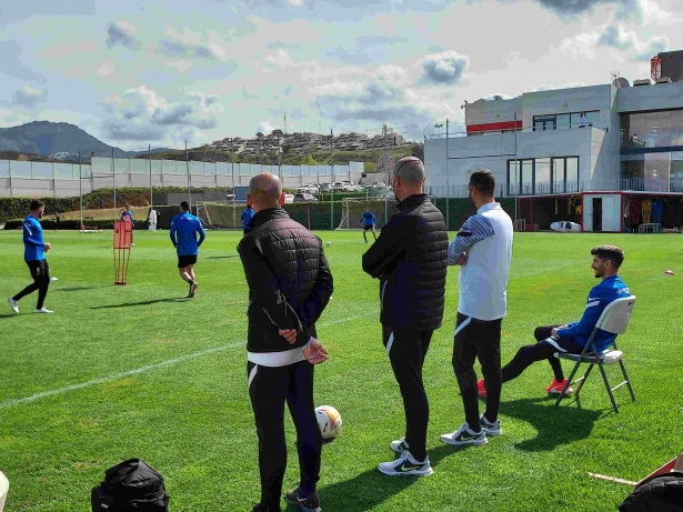 Carlos Neva presencia el entrenamiento de su equipo durante el martes (FRAN CALVO) Carlos Neva presencia el entrenamiento de su equipo durante el martes (FRAN CALVO)