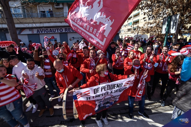 La afición del Granada, en un recibimiento anterior (JOSÉ M. BALDOMERO)