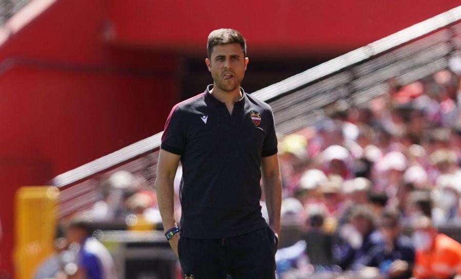 Alessio Lisci, pensativo durante el partido en `Los Cármenes` (LALIGA)
