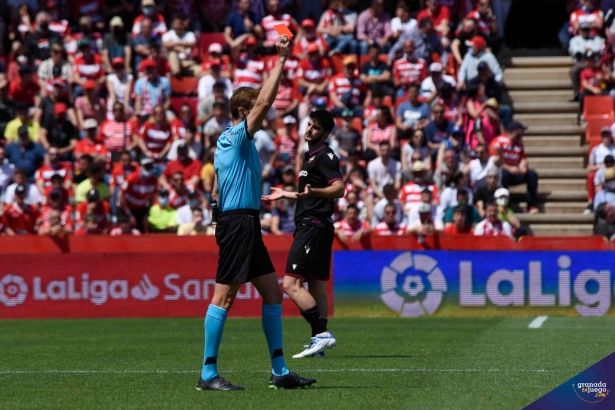 Pizarro Gómez, en el momento de mostrar la roja a Germán contra el Levante (JOSÉ M. BALDOMERO)