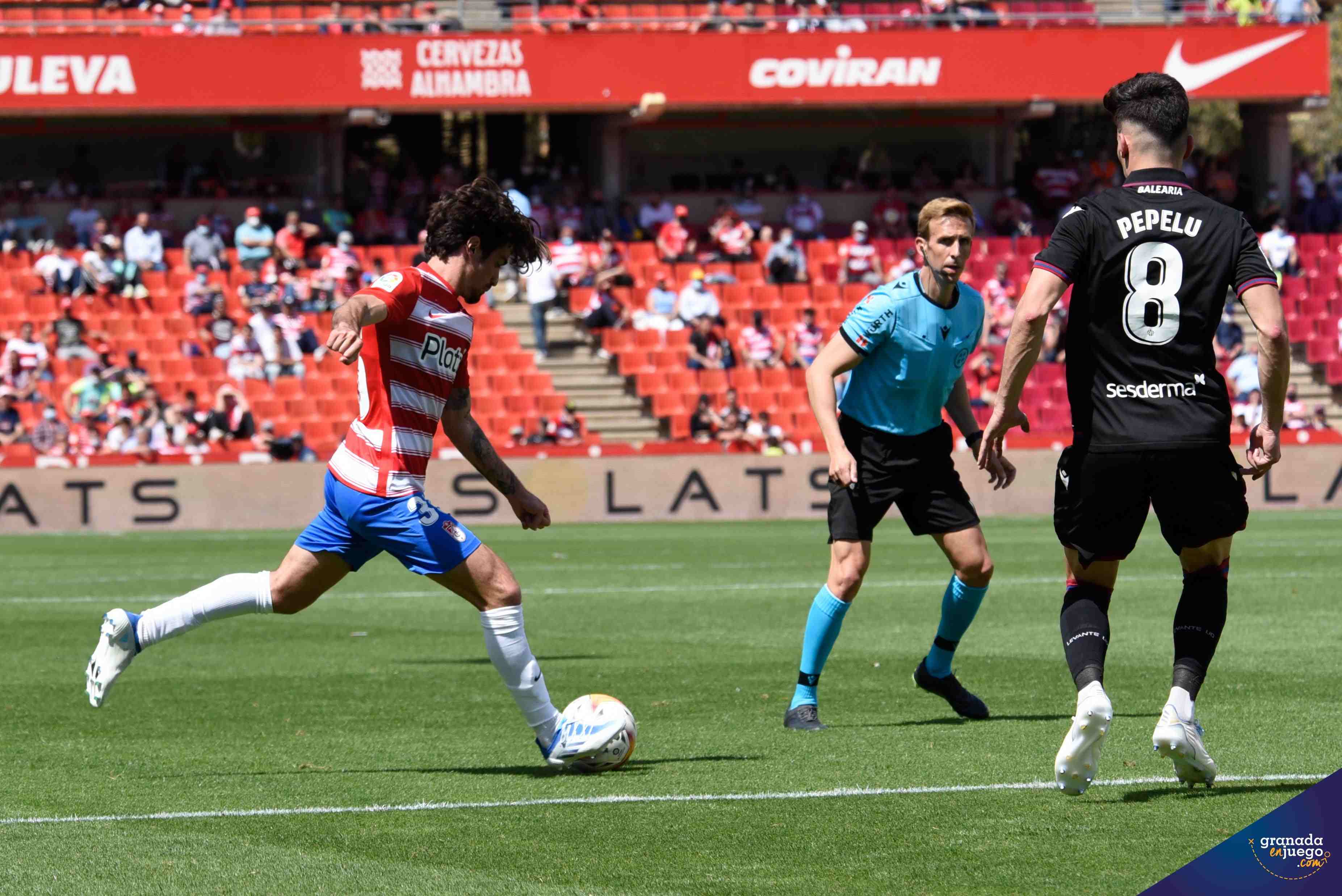 Momento en el que Collado disparó para hacer su primer gol como rojiblanco (JOSÉ M. BALDOMERO)