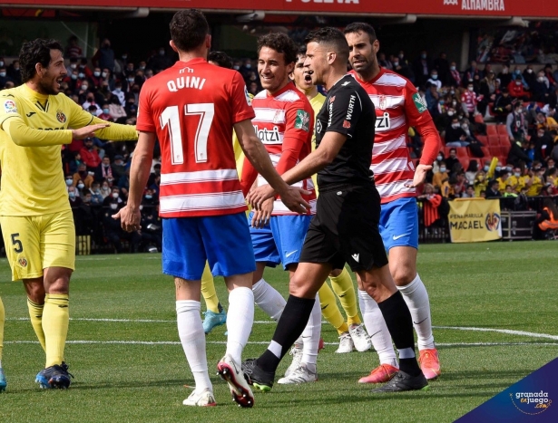 Gil Manzano, en el Granada - Villarreal de esta temporada (JOSÉ M. BALDOMERO)