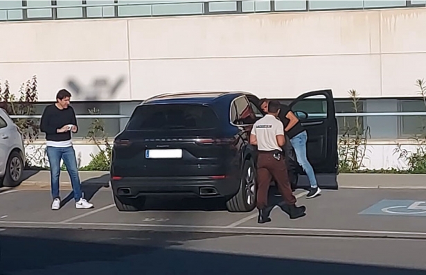 Karanca en el parking de la Ciudad Deportiva del Granada CF (FRAN CALVO)