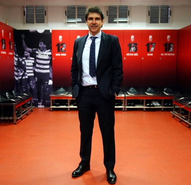 Karanka posa en su presentación en el vestuario del Granada CF (GCF)