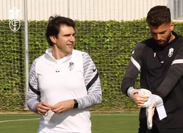 Karanka habla con Maximiano al inicio del entrenamiento de este martes (GCF TV)