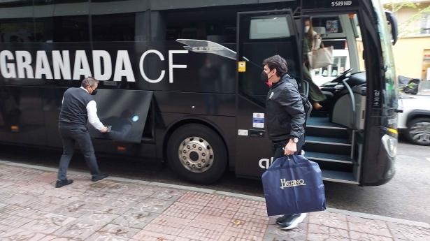 Karanka, a la llegada del Granada a su hotel de concentración en Madrid (FRAN CALVO)