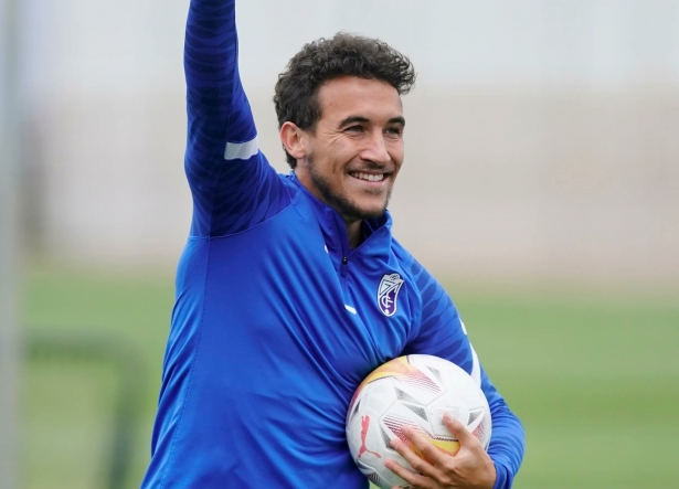 Luis Milla, en un entrenamiento reciente con el Granada (PEPE VILLOSLADA / GCF)