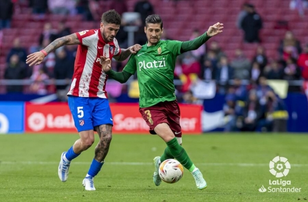 Escudero, en un lance del Atlético - Granada (LALIGA)