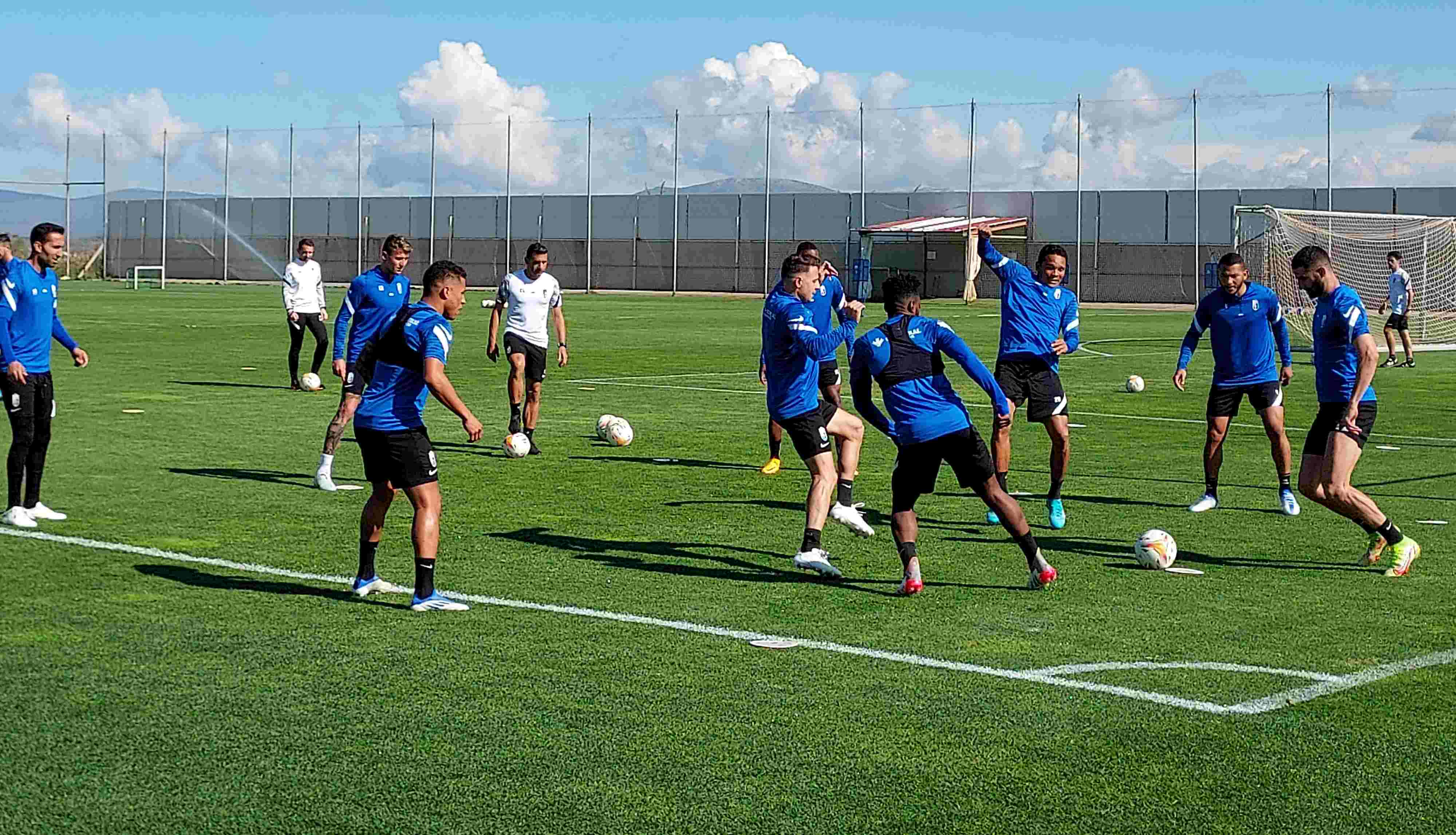 Rondo del entrenamiento de este jueves del Granada, con Gonalons y Machís entre los integrantes (FRAN CALVO)