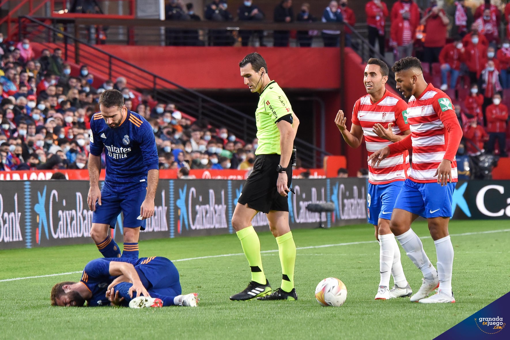 Martínez Munuera, durante el Granada - Real Madrid de esta temporada (JOSÉ M. BALDOMERO)