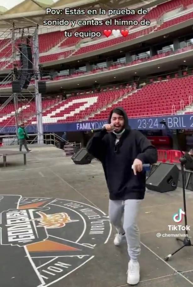 Chema Rivas, en una imagen cantando el himno del Granada en el Wanda Metropolitano (CAPTURA)