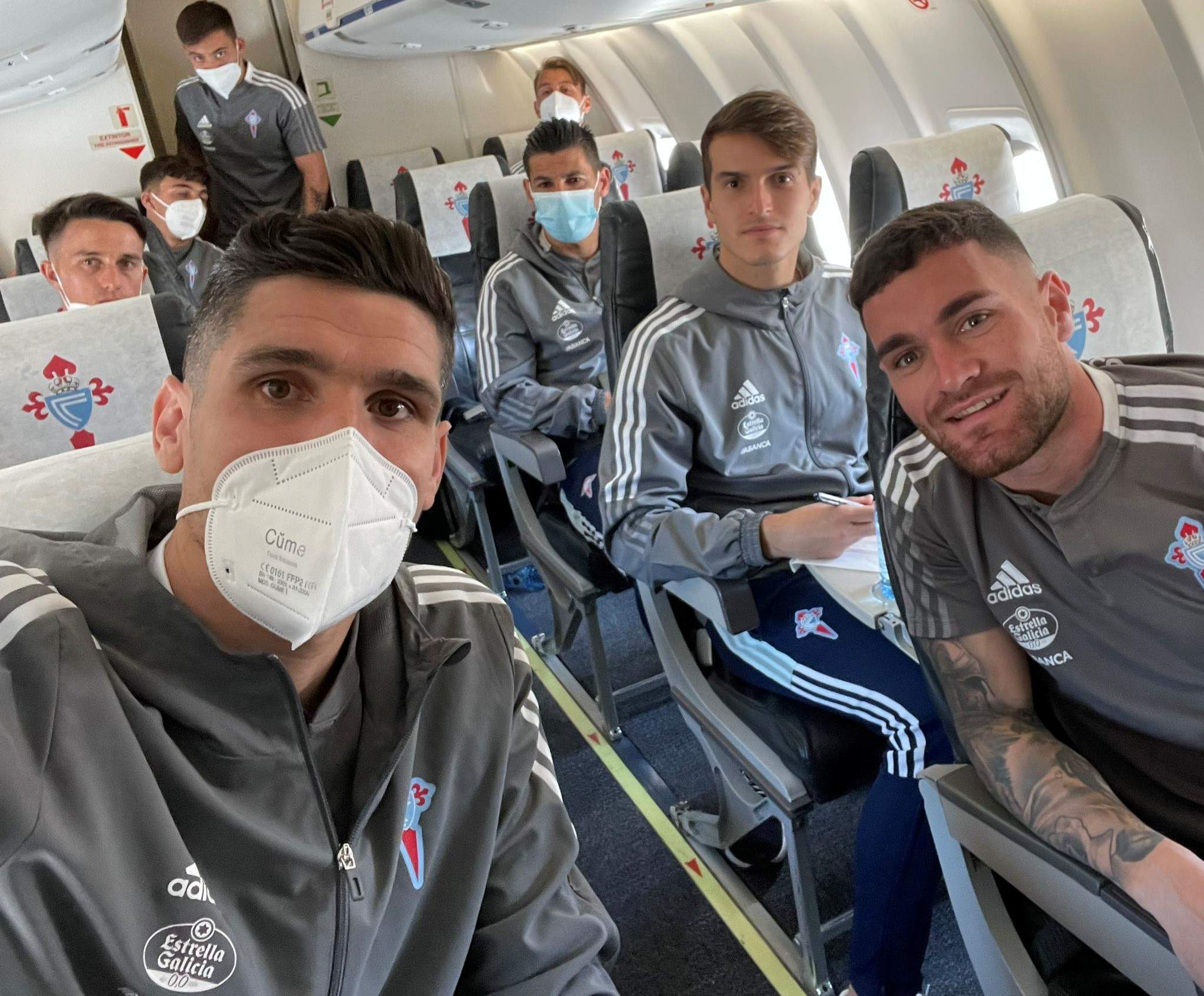 Miembros de la expedición del Celta, en el avión rumbo a Granada (RC CELTA)
