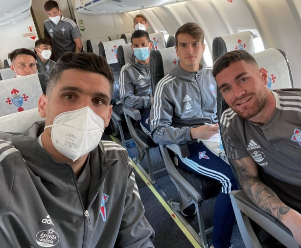 Miembros de la expedición del Celta, en el avión rumbo a Granada (RC CELTA)