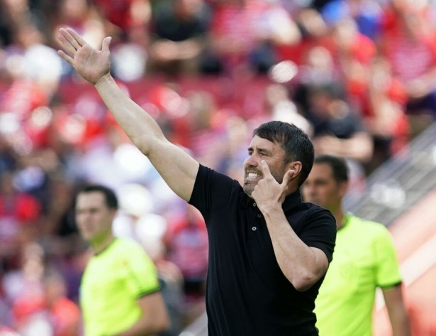 Eduardo Coudet da a los suyos indicaciones durante el partido en `Los Cármenes` (LALIGA)