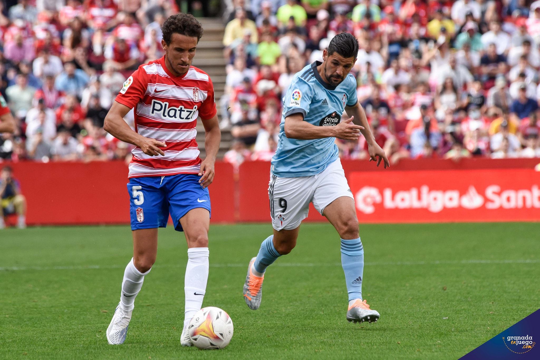 Luis Milla, en un lance ante el Celta, es uno de los que afrontarán el duelo ante el Mallorca apercibido de sanción (JOSÉ M. BALDOMERO)