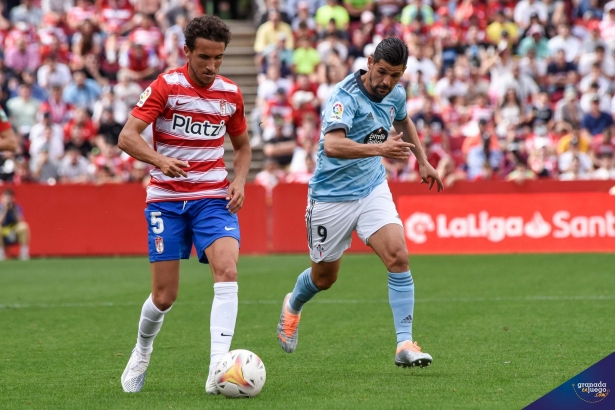 Luis Milla, en un lance ante el Celta, es uno de los que afrontarán el duelo ante el Mallorca apercibido de sanción (JOSÉ M. BALDOMERO)