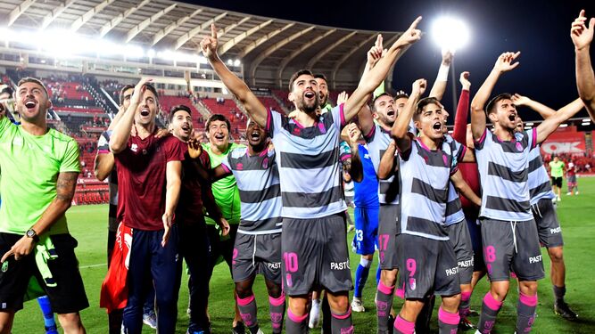 Los jugadores del Granada celebran en Son Moix el ascenso a Primera de 2019 (EFE)