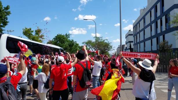 Los aficionados del Granada le dan la bienvenida al autobús del Granada a su llegada a Son Moix (FRAN CALVO)