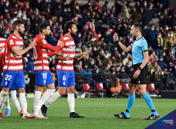 Sánchez Martínez, durante el Granada - Cádiz de esta temporada (JOSÉ M. BALDOMERO)