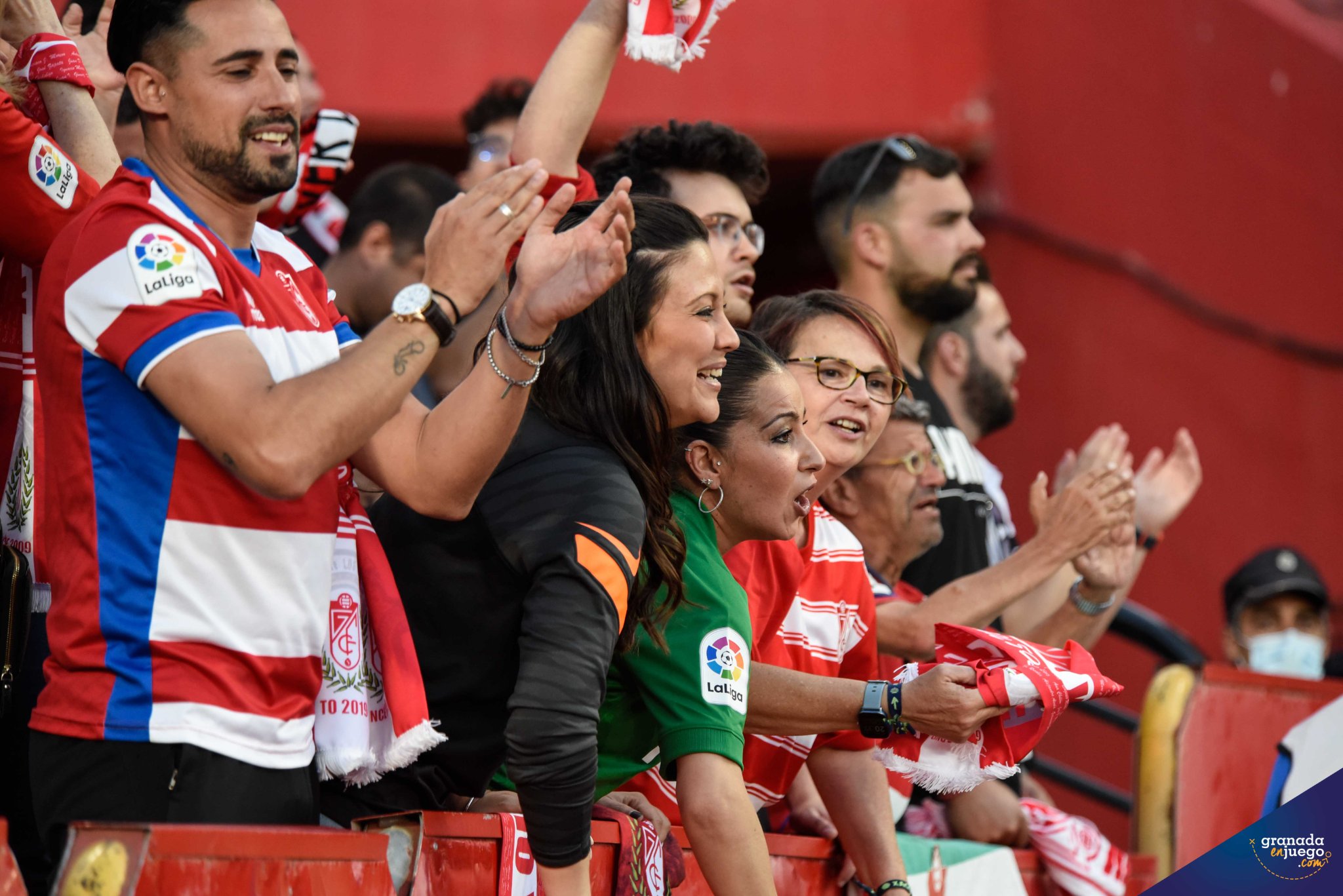 La afición del Granada volvió a celebrar un triunfo casi cinco meses después (JOSÉ M. BALDOMERO)