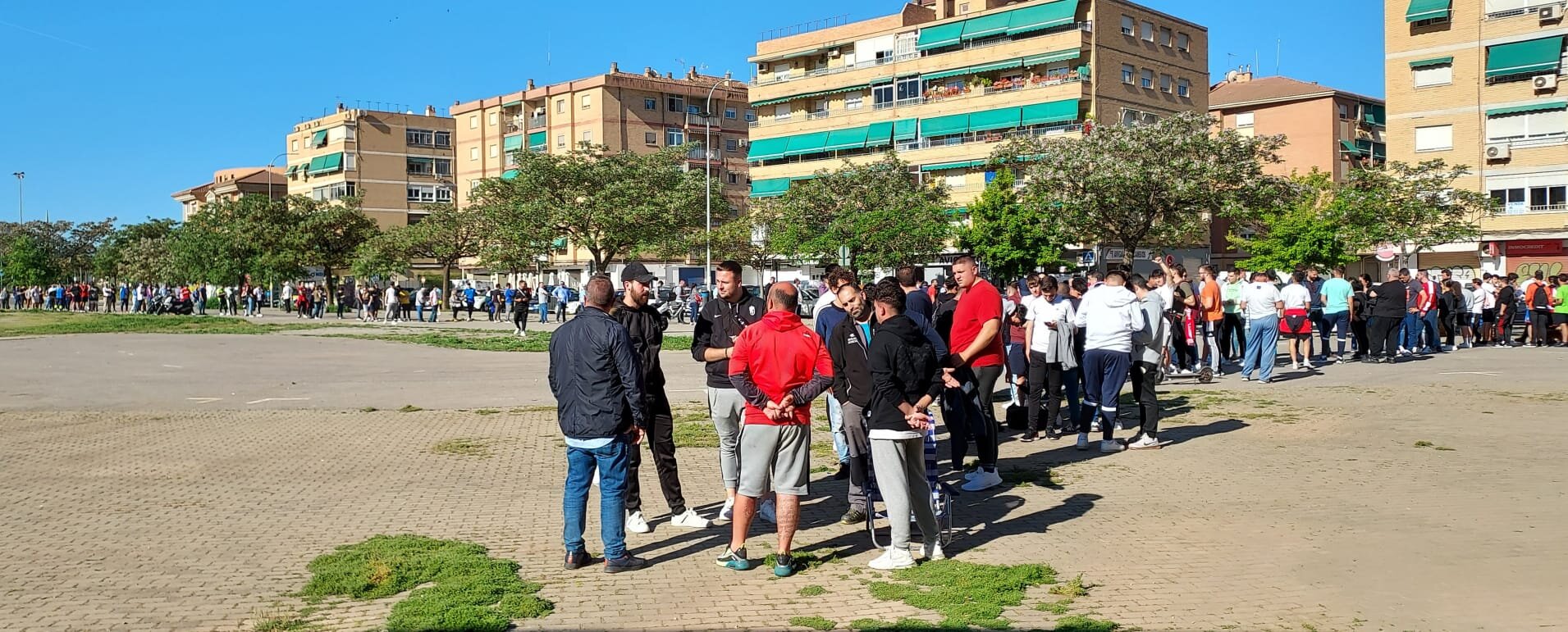 Aspecto que presentaban las colas en `Los Cármenes` a falta de media hora para la apertura de taquillas (FRAN CALVO)