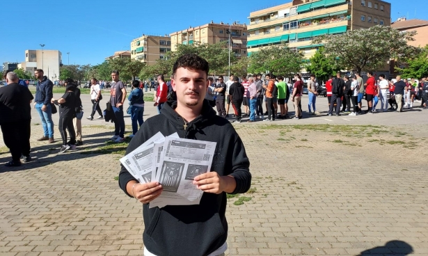 Luis, primer aficionado en hacerse con las entradas, posa con la cola de fondo (FRAN CALVO)