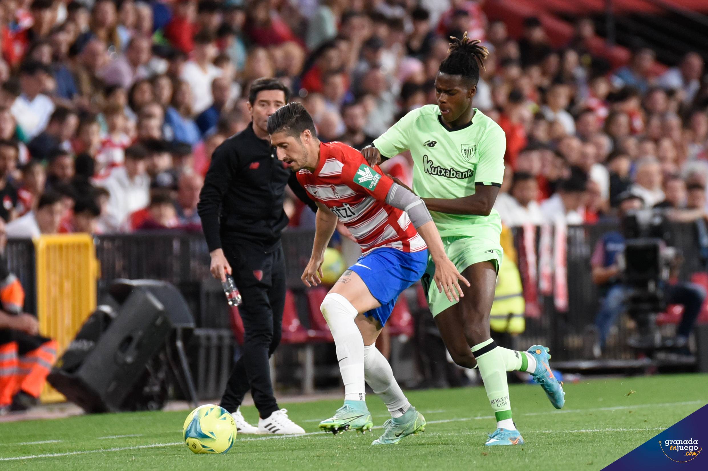 Escudero protege el esférico ante Nico Williams durante el partido contra el Athletic (JOSÉ M. BALDOMERO)