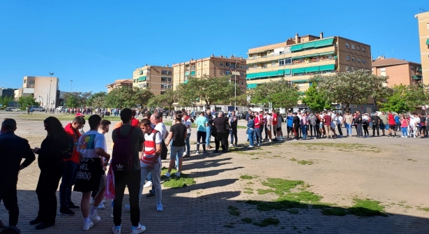 Colas en las taquillas de `Los Cármenes` para conseguir una entrada del Betis - Granada (FRAN CALVO) Colas en las taquillas de `Los Cármenes` para conseguir una entrada del Betis - Granada (FRAN CALVO)
