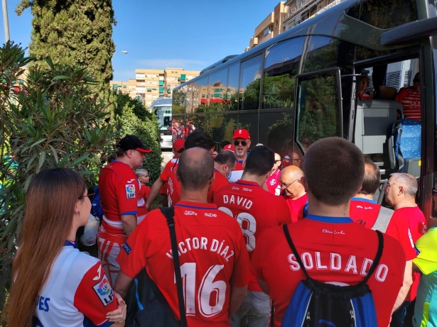 Los aficionados aguardan para subir a sus autobuses en `Los Cármenes` (FRAN CALVO)