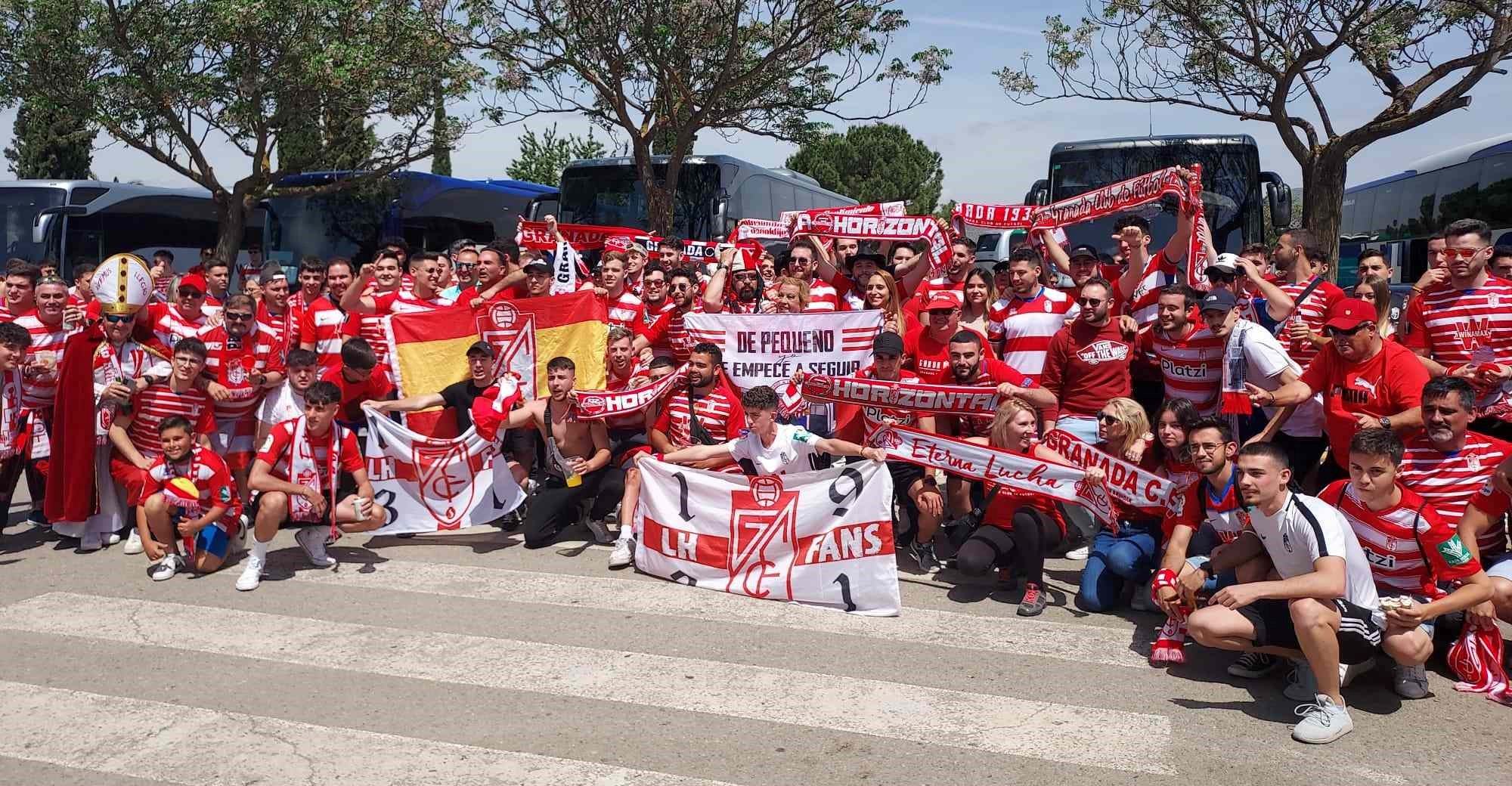 Los aficionados del Granada, en la parada realizada en La Roda camino a Sevilla (FRAN CALVO)