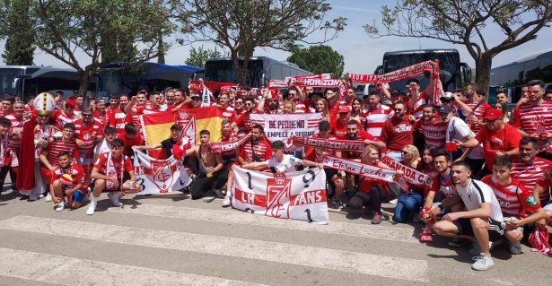 Los aficionados del Granada, en la parada realizada en La Roda camino a Sevilla (FRAN CALVO) Los aficionados del Granada, en la parada realizada en La Roda camino a Sevilla (FRAN CALVO)