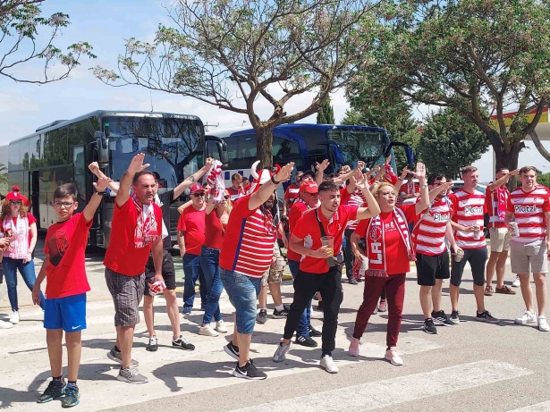 Seguidores nazaríes cantan en la parada de los autobuses (FRAN CALVO)