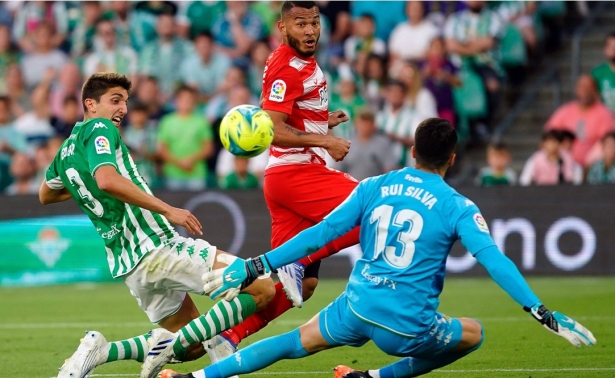 Luis Suárez tuvo un mano a mano ante Rui Silva en la segunda mitad (GCF) Luis Suárez tuvo un mano a mano ante Rui Silva en la segunda mitad (GCF)