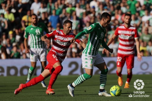 Juanmi, perseguido por Víctor Díaz en un lance del partido (LALIGA)