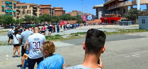 Colas en Los Cármenes para adquirir una entrada del Granada - Espanyol (PABLO CANALEJO PALMA) Colas en Los Cármenes para adquirir una entrada del Granada - Espanyol (PABLO CANALEJO PALMA)