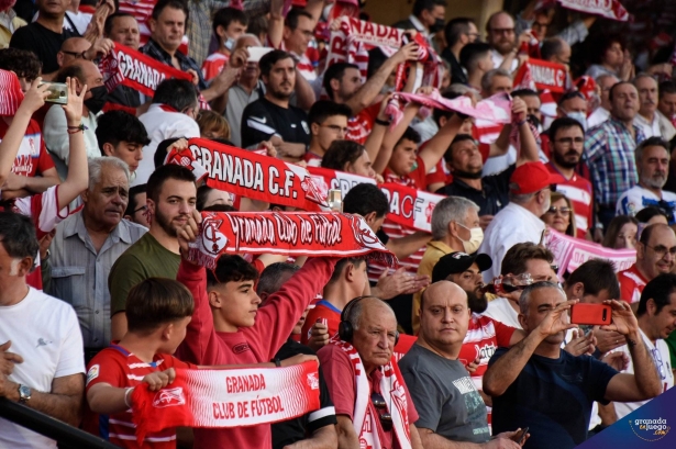 Afición del Granada en el último partido contra el Athletic (JOSÉ M. BALDOMERO) Afición del Granada en el último partido contra el Athletic (JOSÉ M. BALDOMERO)