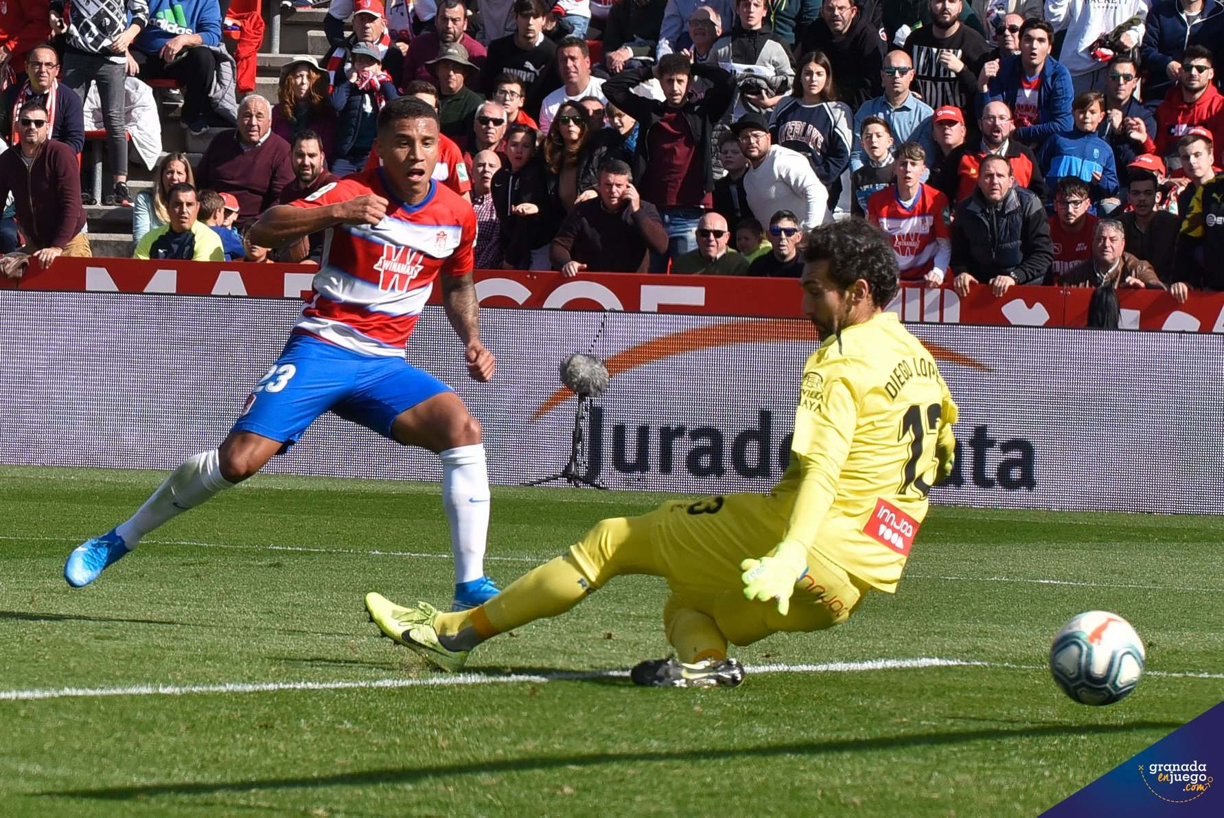 Momento en el que Machís batió a Diego López en el Granada - Espanyol de 2020 (JOSÉ M. BALDOMERO)