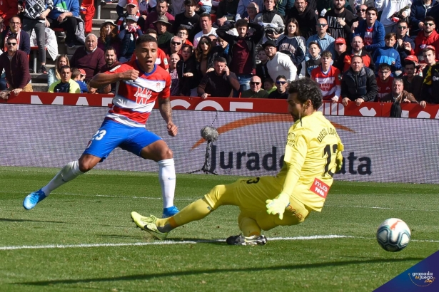 Momento en el que Machís batió a Diego López en el Granada - Espanyol de 2020 (JOSÉ M. BALDOMERO) Momento en el que Machís batió a Diego López en el Granada - Espanyol de 2020 (JOSÉ M. BALDOMERO)