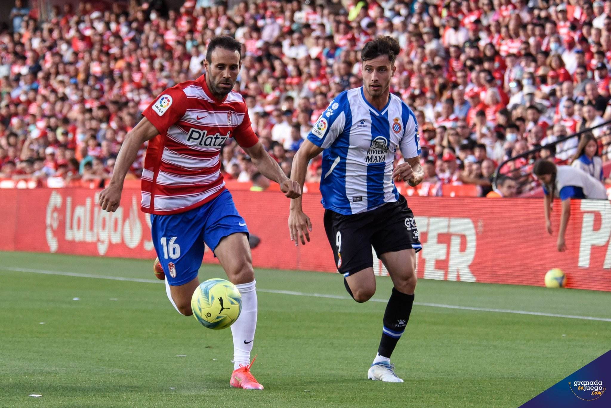 Víctor Díaz, en un lance del partido ante el Espanyol (JOSÉ M. BALDOMERO)