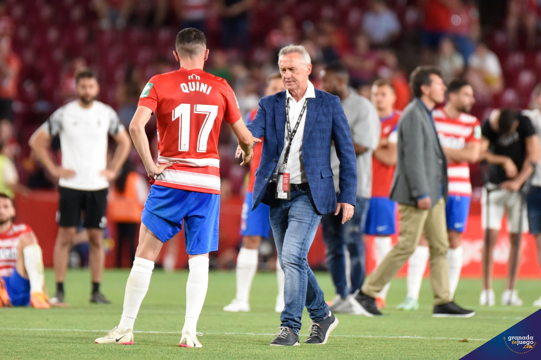 Pep Boada consuela a los futbolistas a la finalización del choque frente al Espanyol (JOSÉ M. BALDOMERO)