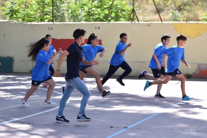 La marchadora accitana María Pérez participa en el Colegio Santa Cristina de Granada en una actividad del programa `Mentor 10` (JUNTA DE ANDALUCÍA) 