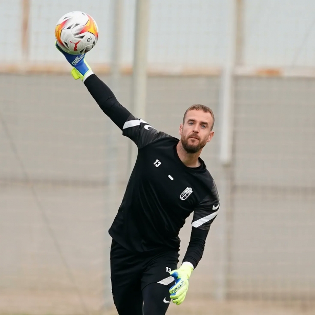 Aarón Escandell, guardameta del Granada, en una sesión en la Ciudad Deportiva (GCF) Aarón Escandell, guardameta del Granada, en una sesión en la Ciudad Deportiva (GCF)