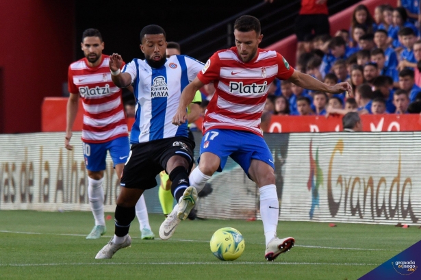 Quini, en una acción del duelo frente al Espanyol de la última jornada (JOSÉ M. BALDOMERO) Quini, en una acción del duelo frente al Espanyol de la última jornada (JOSÉ M. BALDOMERO)