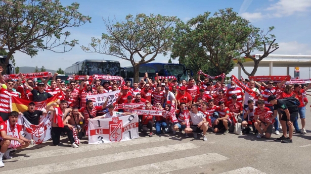 Afición del Granada, con miembros de La Horizontal entre ella, en el desplazamiento a Sevilla para el encuentro frente al Betis (FRAN CALVO) Afición del Granada, con miembros de La Horizontal entre ella, en el desplazamiento a Sevilla para el encuentro frente al Betis (FRAN CALVO)